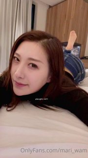 在洗手间自慰的少女 被自己的老爸同事3P